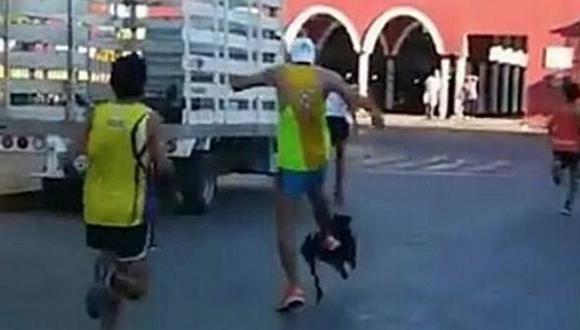 Maratonista pateó a un perro y desató gran indignación en las redes sociales (VIDEO)