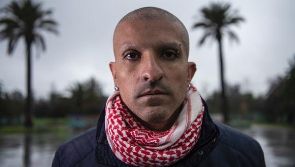 Rodrigo Rojas Vade se hizo bastante popular en su momento al llegar a la Plaza Italia rapado y sin cejas señalando que venía de sus quimioterapias. (Foto: Martin Bernetti / AFP)