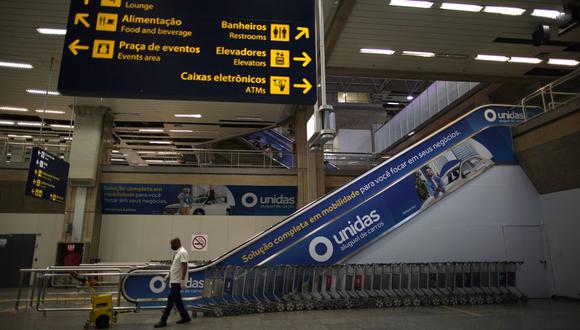 Vista del área de desembarque en el aeropuerto internacional Galeao en Río de Janeiro, Brasil, el 13 de abril de 2021, en medio de la pandemia del coronavirus COVID-19. (Foto de MAURO PIMENTEL / AFP)