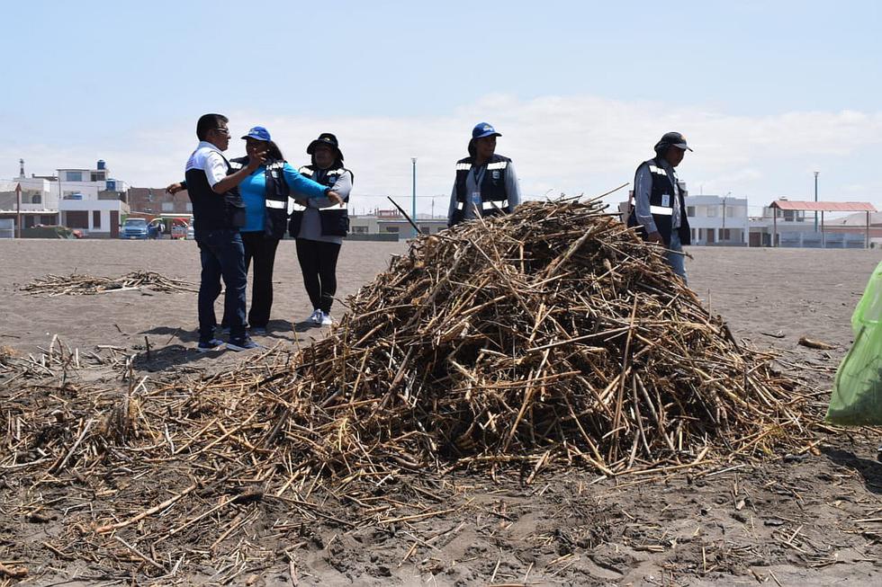 Sentenciados a trabajos comunitarios realizan limpieza en las playas de Tacna