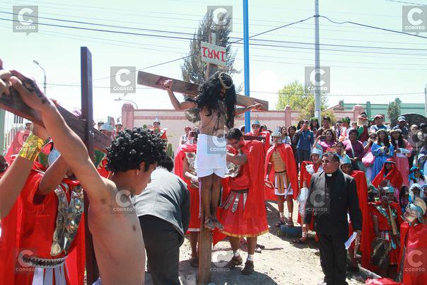 Alumnos del colegio Ejército dan vida al "Vía Crucis"