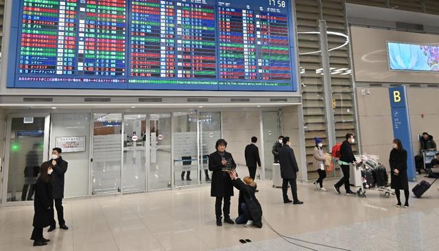 Bong Joon-ho llegó a Seúl y recibió calurosa bienvenida de sus fans  (Fotos: AFP)
