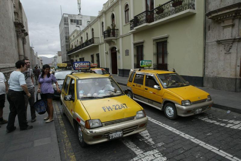 Unos 35 mil choferes se inscriben en registro único de taxis de Lima