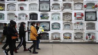 Día de Todos los Santos: Cientos de personas acuden a cementerios para visitar tumbas de sus familiares