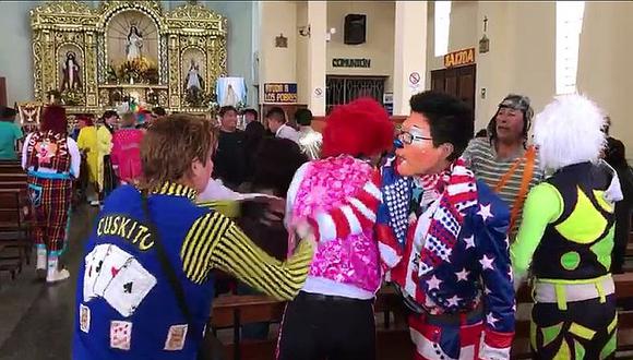 ​Párroco cuenta chistes en misa por el Día del Payaso (VIDEO)