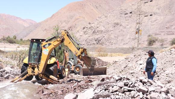 Alcaldesa de Ite y dirigentes inspeccionaron trabajos que se realizan para limpiar el cauce del río Curibaya. (Foto: Difusión)