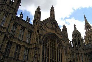 Iglesia de Inglaterra vota sobre ordenación de mujeres obispos