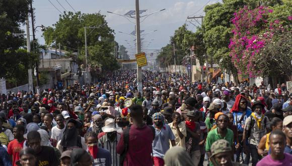 Los manifestantes llenan las calles durante una protesta para exigir la renuncia del primer ministro Ariel Henry, en el área de Petion-Ville de Puerto Príncipe, Haití, el 3 de octubre de 2022. (Foto de Richard Pierrin / AFP)