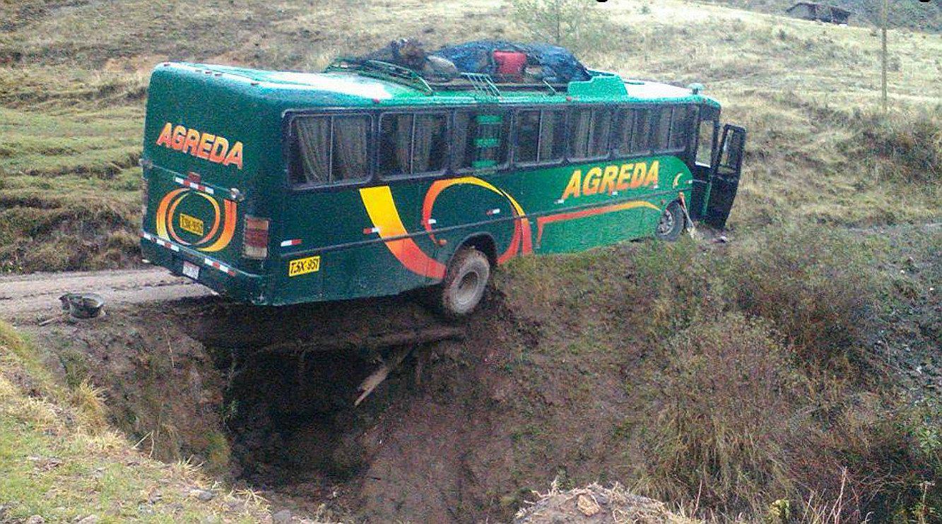 La Libertad: Ómnibus se salva de caer a una pendiente