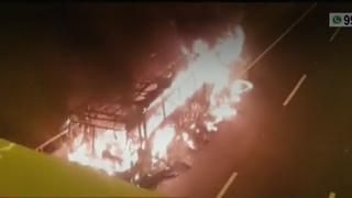 Cierran el óvalo Naranjal tras incendio de bus en la Panamericana Norte en Los Olivos