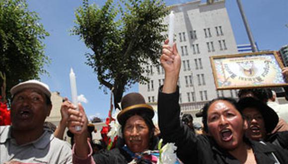 Miles de bolivianos piden a EE.UU. extraditar a expresidente Sánchez de Lozada