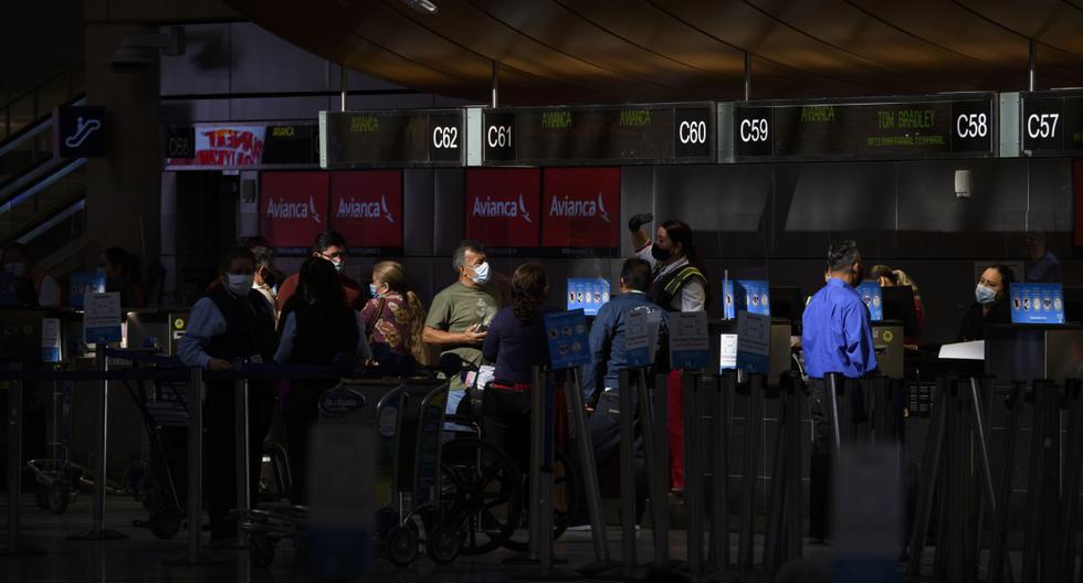 Los viajeros se registran para un vuelo de Avianca en el Aeropuerto Internacional de Los Ángeles (LAX) en Los Ángeles, California, el 18 de noviembre de 2020. (Patrick FALLON / AFP).