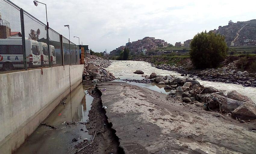 Colmatación de arena obstruye canal de regadío en Tiabaya