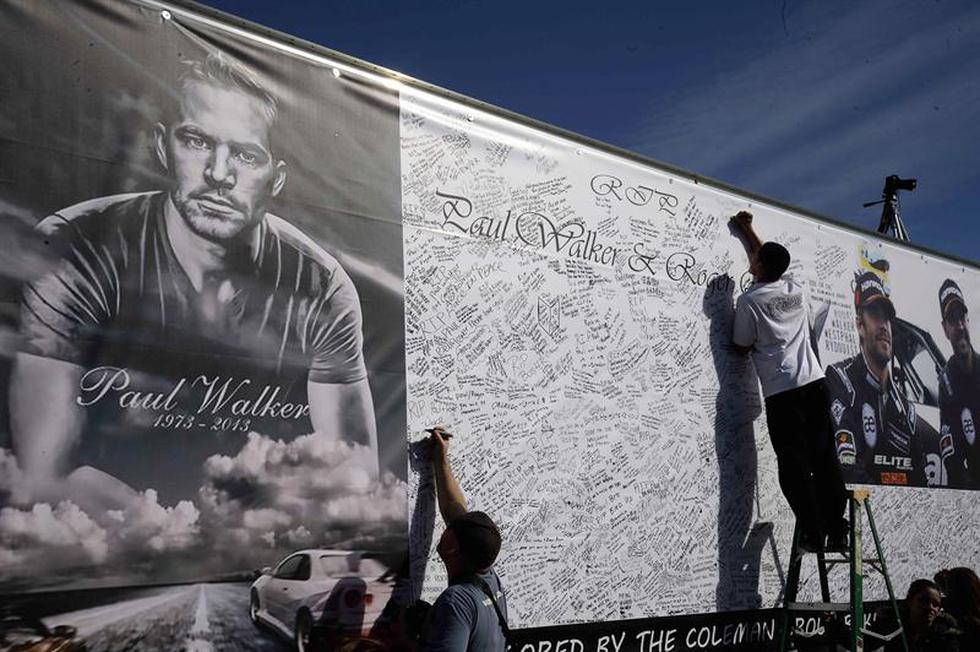 Miles de seguidores homenajean a Paul Walker en el lugar donde falleció (FOTOS)