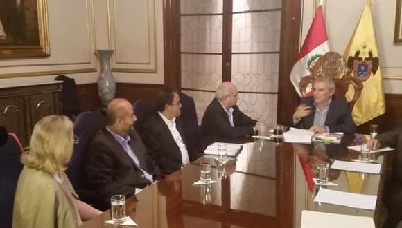 Premier conversó sobre temas políticos y técnicos con alcalde de Lima