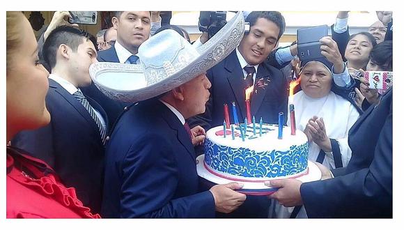 Así celebra César Acuña su cumpleaños en Trujillo (VIDEO) 