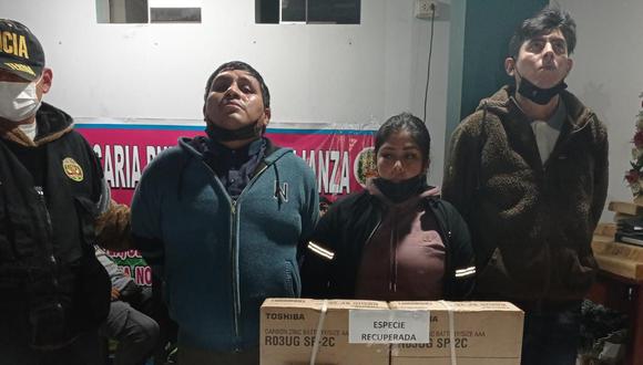Aprovecharon descuido de trabajadores de librería de Alto de la Alianza para llevarse cajas de pilas. (Foto: Difusión)