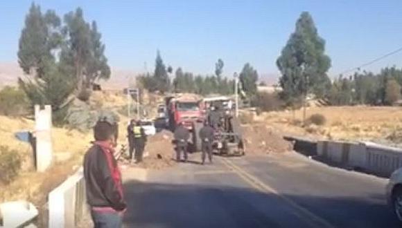 Policía usa maquinaria para limpiar montículos de tierra que obstruyen Carretera Central (VIDEO)