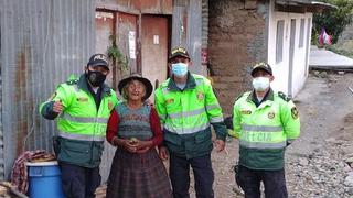 Huancavelica: Policías llevan ayuda a abuelas abandonadas