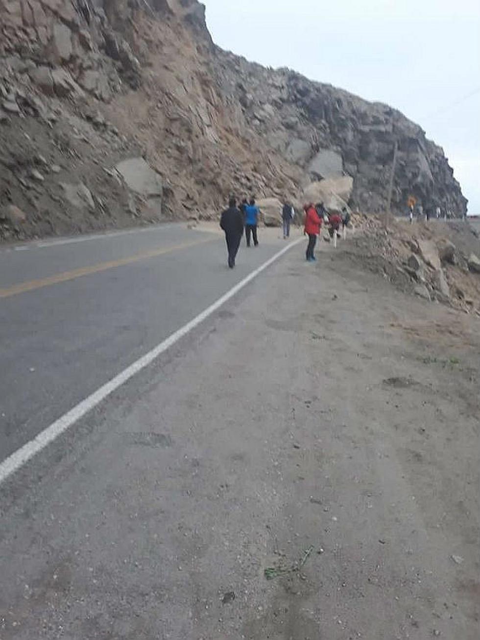 Derrumbe en la Panamericana Sur deja vehículos varados en Arequipa