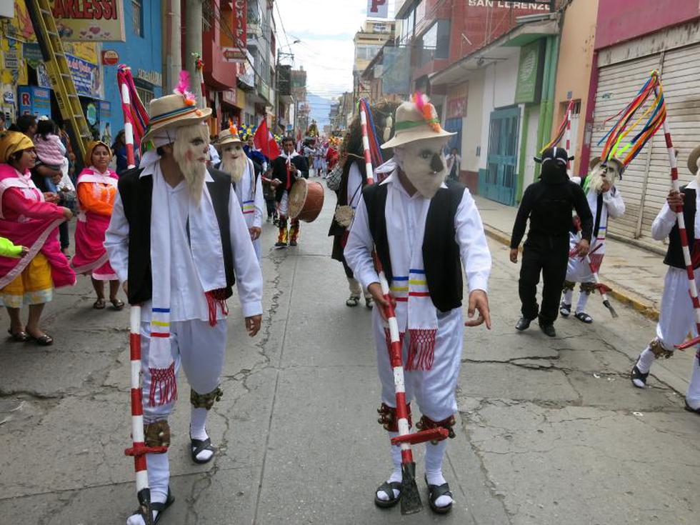 Colonia huamaliana baila a la Virgen del Carmen  