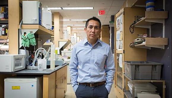 ​Científico peruano recibe prestigioso premio por aportes a la cura del cáncer