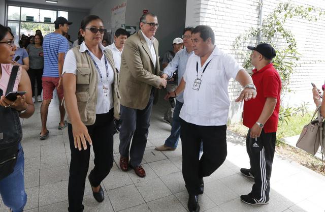 Pedro Olaechea acude a votar. Fotos: Francisco Neyra/GEC