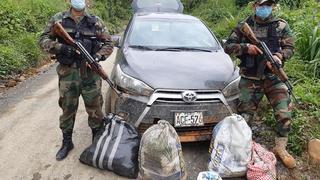 Narcotraficantes abandonan auto con sacos de droga al percatarse de operativo en Cusco (FOTOS)