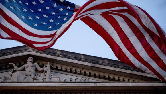 Bandera de Estados Unidos ondeando fuera del Departamento de Justicia en Washington, D.C. (Foto: AP FotoAndrew Harnik)