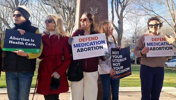 Los defensores del derecho al aborto se reúnen frente al Palacio de Justicia y Edificio Federal J Marvin Jones en Amarillo, Texas, el 15 de marzo de 2023. (Foto de Moiss  VILA / AFP)