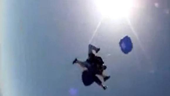 Paracaidista se lanzó de avión y sufre percance que casi le costó la vida (VIDEO)