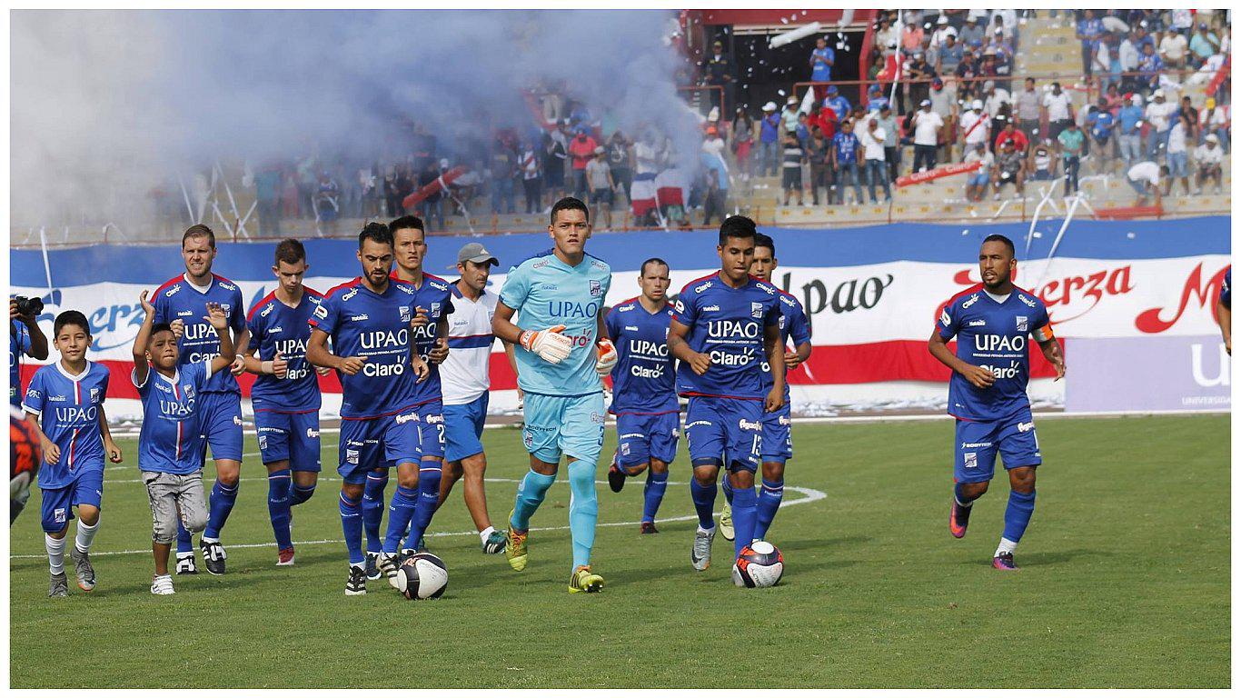 Carlos A. Mannucci y Juan Aurich el domingo en el Estadio Mansiche