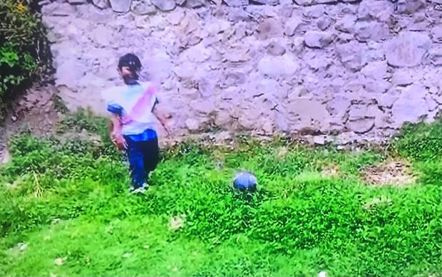 Moving: boy makes his shirt with a plastic bag to encourage the Peruvian National Team (PHOTOS)