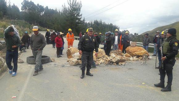 Mineros y pobladores bloquean carretera en Quiruvilca 