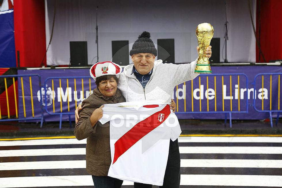 Hinchas peruanos miran el Rusia vs Arabia Saudita desde la Plaza de Armas 