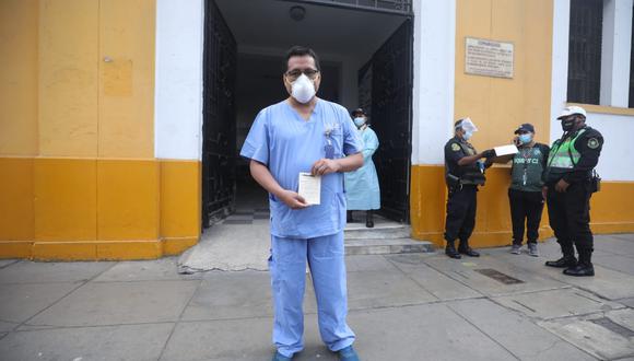 Jesús Valverde fue uno de los primeros médicos peruanos en recibir la vacuna contra el COVID-19 del laboratorio de Sinopharm en el país. (Foto: Britanie Arroyo / GEC)