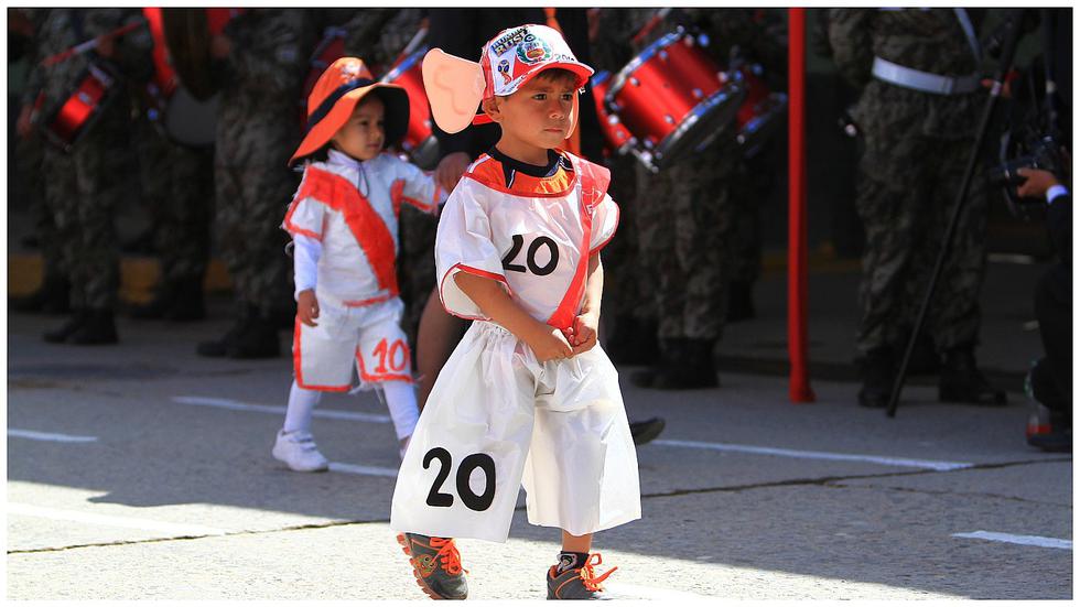 ​Fiebre de selección también llegó a desfile por aniversario de Chilca (FOTOS)