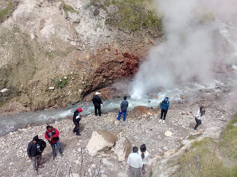 Géiser de Pinchollo en el Valle del Colca maravilla a turistas