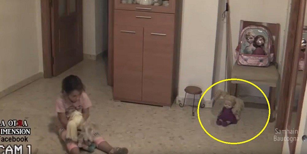 YouTube: Espíritu aterroriza a niña a través de muñeca y objetos (VIDEO)