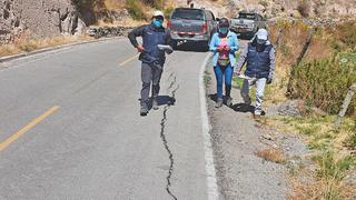 Carretera de Canocota con grietas por deslizamiento y filtración en Arequipa