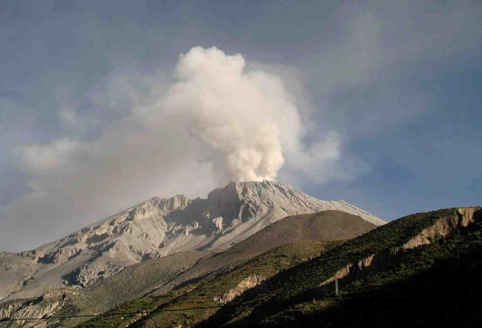 Moquegua: Volcán Ubinas registra nueva explosión