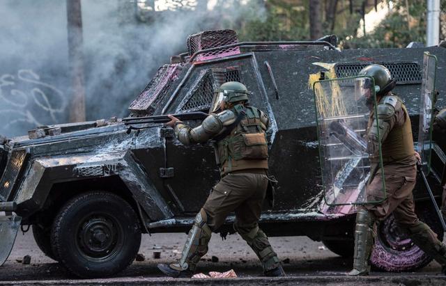 Noviembre de 2019 | Estallan las protestas sociales en Chile. Las calles de Chile son escenario de un brutal enfrentamiento entre manifestantes y fuerzas policiales producto de la subida de los precios del metro de Santiago. (AFP)