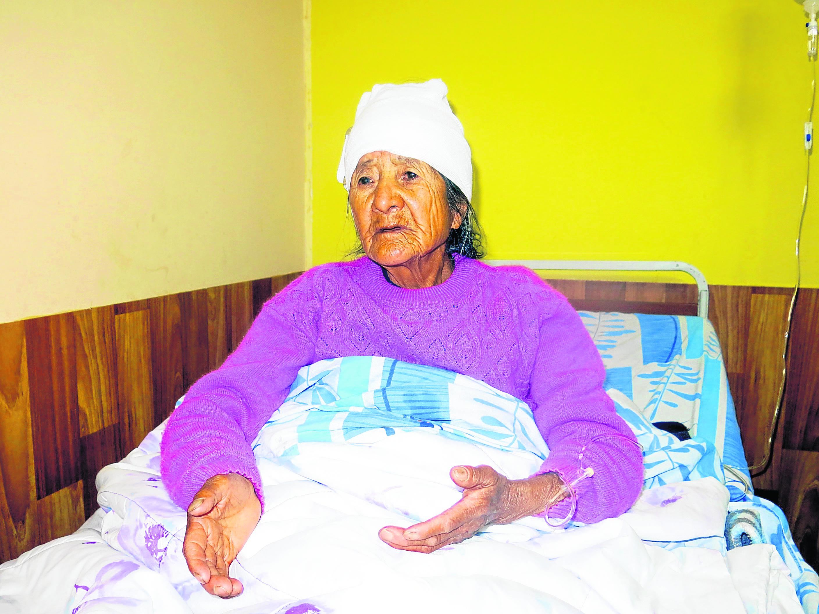 Bus con 30 pasajeros vuelca y cae a pendiente 