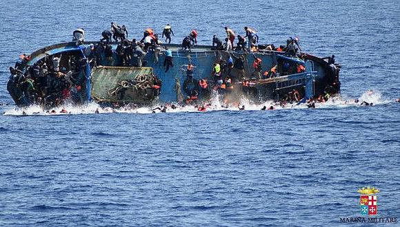 Cien migrantes desaparecidos al naufragar un bote en el Mediterráneo