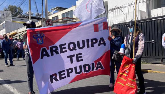 Los pobladores hicieron banderolas para pedir la  renuncia del presidente Pedro Castillo| FOTO: Soledad Morales