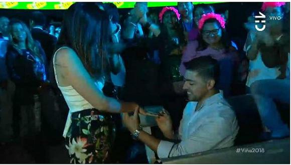 Luis Fonsi: joven hace romántica propuesta de matrimonio a su novia en pleno concierto (VIDEO)