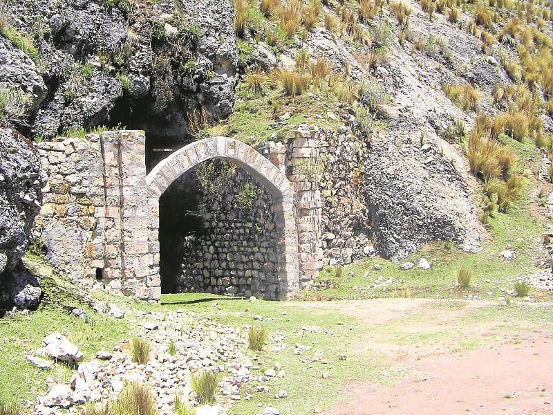 Huancavelica: Mina de Santa Bárbara envenenaría 3.500 casas de barro