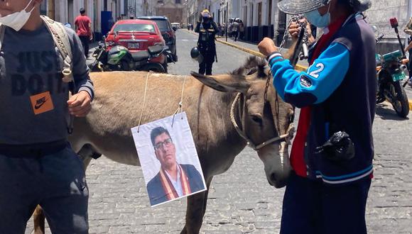 Manifestantes llevaron un burro con la foto del prefecto Yeremi Torres. (Foto: GEC)