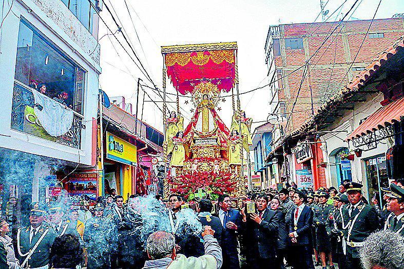 Cientos de feligreses veneraron a la Santísima Virgen de la Candelaria 