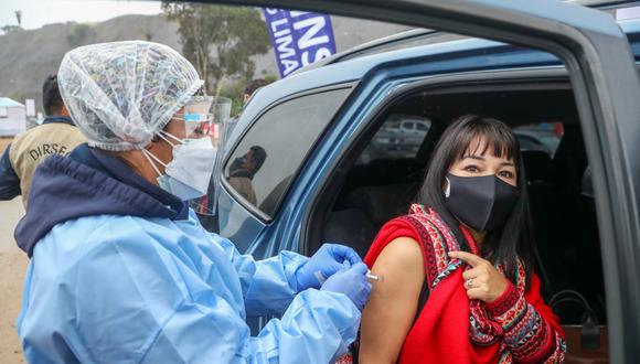 La presidenta del Congreso de la República, Mirtha Vásquez, recibió la primera dosis en el vacunacar de la playa Agua Dulce, en Chorrillos. (Foto: Congreso de la República)